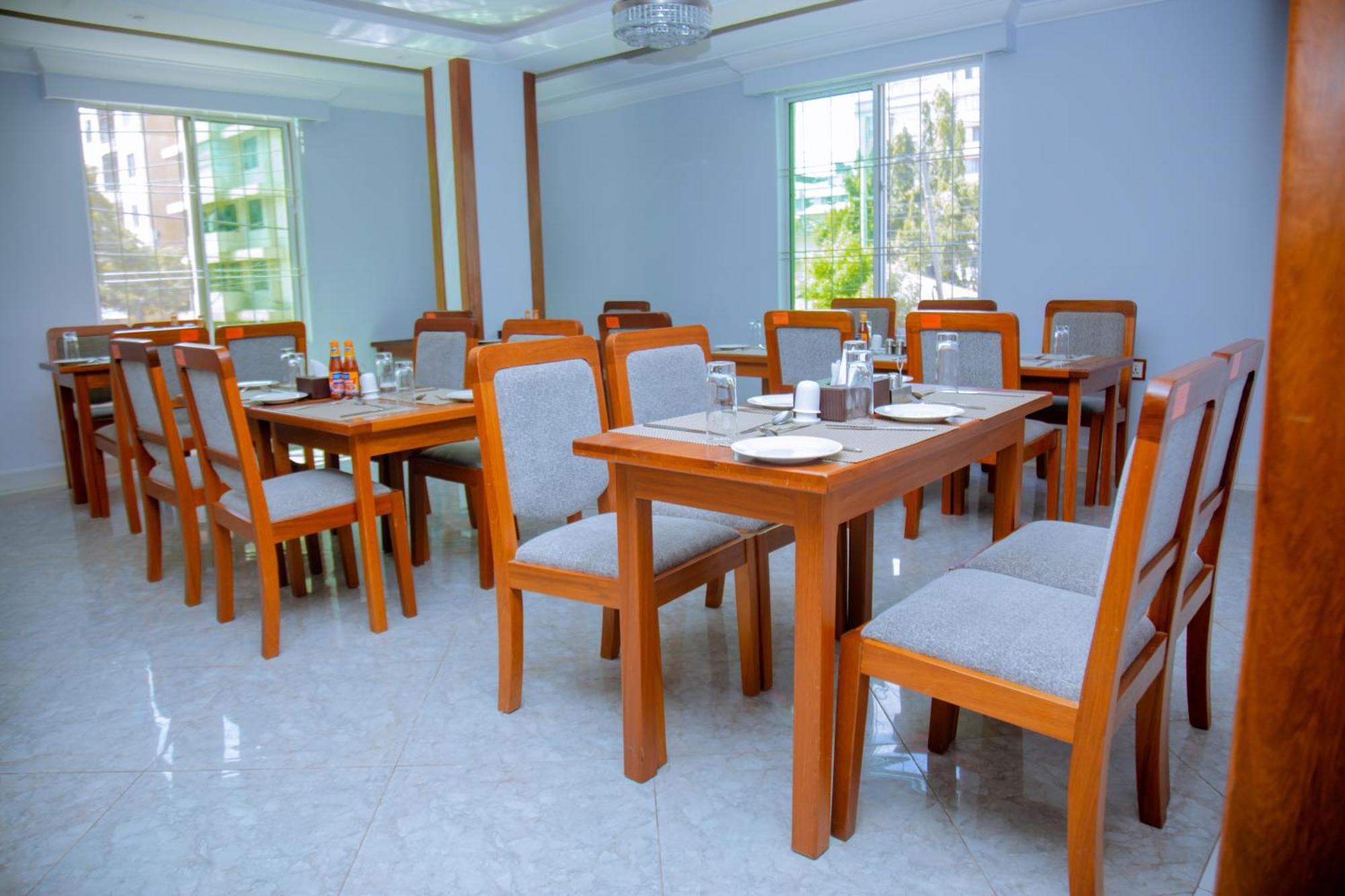 Hotel Rolax Дар ес Саалам Екстериор снимка