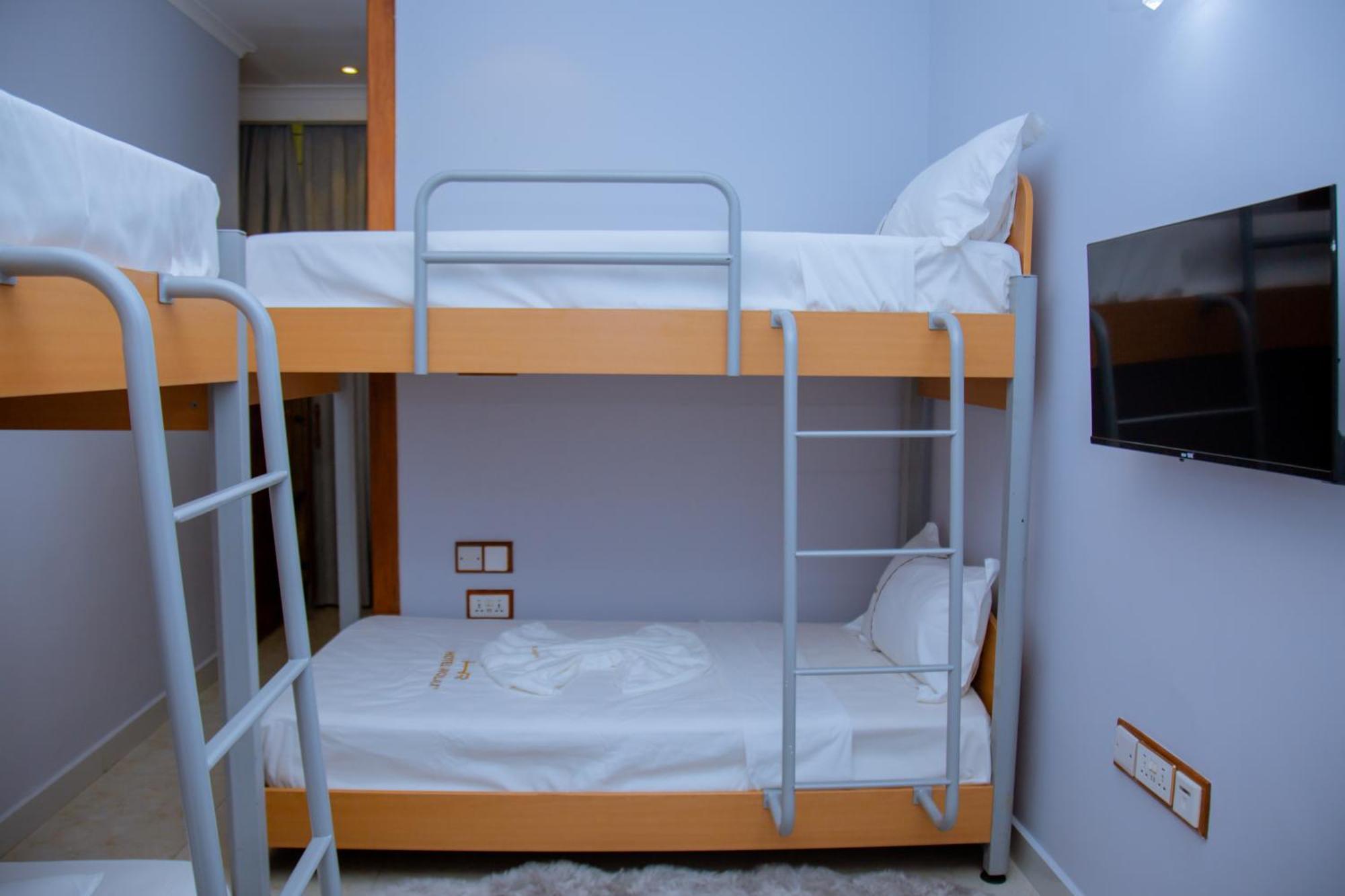 Hotel Rolax Дар ес Саалам Екстериор снимка
