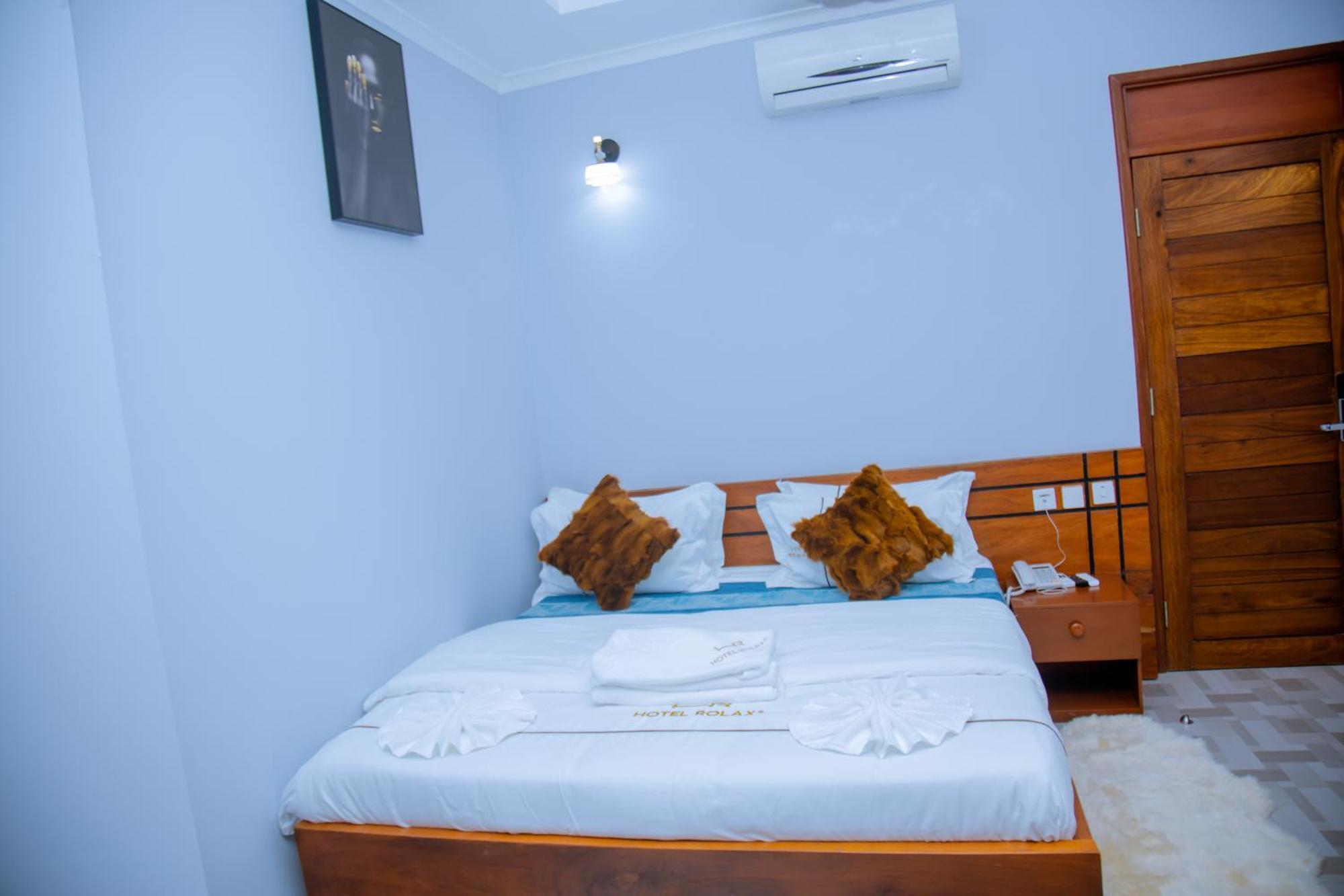 Hotel Rolax Дар ес Саалам Екстериор снимка